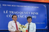 Ông Trần Trọng Dũng (bên phải), Phó Chủ tịch Hội Nhà báo Việt Nam và ông Nguyễn Tấn Phong, Chủ tịch Hội Nhà báo TP.HCM tại lễ trao quyết định bổ nhiệm.