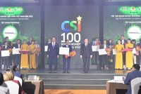 Đại diện Ban Lãnh đạo Tập đoàn Phenikaa nhận bằng chứng nhận Top 100 Doanh nghiệp Phát triển bền vững.