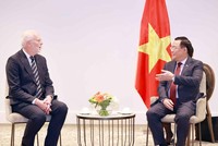 Chủ tịch Quốc hội Vương Đình Huệ tiếp lãnh đạo Tập đoàn Fonterra Mike Cronin- (Ảnh: Doãn Tấn/TTXVN).