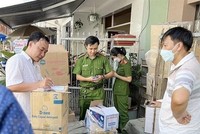 Lực lượng công an kiểm đếm số lượng hàng hóa nghi vấn nhập lậu. (Ảnh: TTXVN phát)