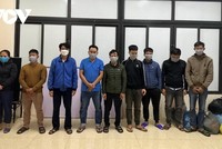 Các đối tượng liên quan đến cá độ bóng đá tại cơ quan điều tra.