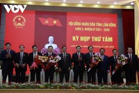 Lãnh đạo HĐND tỉnh Lâm Đồng tặng hoa chúc mừng các cán bộ giữ chức vụ ở vị trí công tác mới.