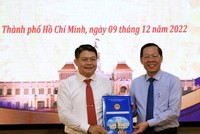 Ông Phan Văn Mãi trao quyết định cho ông Nguyễn Thành Lợi (Ảnh: P.A).
