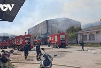 Lực lượng chức năng đang phun nước làm mát tránh ngọn lửa bùng phát trở lại.