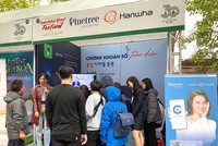 Các bạn trẻ tò mò khi gian hàng chứng khoán xuất hiện tại một sự kiện văn hóa.