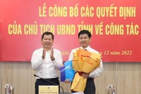 Ông Đặng Văn Minh, Chủ tịch UBND tỉnh Quảng Ngãi trao quyết định bổ nhiệm Giám đốc Sở Y tế tỉnh Phạm Minh Đức. Ảnh: T.C.