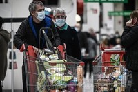 Người dân mua hàng trong siêu thị tại Bordeaux, Pháp. (Ảnh: AFP)