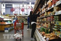 Người dân mua sắm tại một cửa hàng ở Washington, DC, Mỹ. (Ảnh: THX/TTXVN)