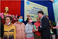 TGĐ Nguyễn Thế Mạnh trao tặng sổ BHXH, thẻ BHYT cho các cá nhân.
