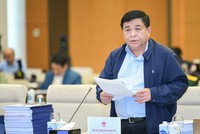 Bộ trưởng Bộ Kế hoạch và Đầu tư Nguyễn Chí Dũng báo cáo tại phiên họp.