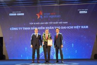 Ông Ngô Việt Phương – Phó tổng giám đốc Kinh doanh Dai-ichi Life Việt Nam (giữa), nhận giải thưởng “Top 10 Nơi làm việc tốt nhất Việt Nam”