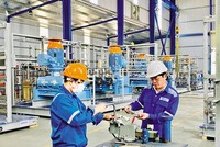 Điều khiển máy móc sản xuất thiết bị công nghệ tại Công ty Alpha ECC (Vũng Tàu). Ảnh: Lê Toàn.