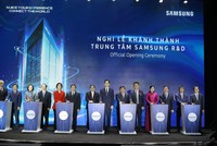Các đại biểu nhấn nút chính thức khánh thành Trung tâm R&D của Samsung tại Việt Nam.