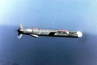 Tên lửa Tomahawk của Hải quân Hoàng gia Anh được phóng từ một địa điểm bí mật. (Ảnh: AFP/TTXVN)