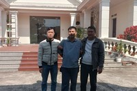 Đối tượng Vũ Huy Toàn (đứng giữa) bị bắt giữ khi đang lẩn trốn tại thành phố Móng Cái, tỉnh Quảng Ninh.