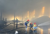 Lực lượng chức năng nỗ lực khống chế đám cháy. (Ảnh: TTXVN phát)