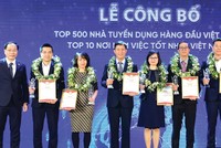 Ban tổ chức trao cúp và chứng nhận cho đại diện 10 doanh nghiệp lọt Top 10 nơi làm việc tốt nhất Việt Nam năm 2022.