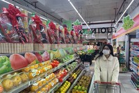 Hàng hóa Tết dồi dào trên kệ các siêu thị để người dân thỏa sức mua sắm. (Ảnh minh họa: Minh Hiếu/Vietnam+)