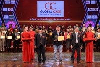 Ông Đinh Quốc Đại - Thành viên HĐQT kiêm Giám đốc Global Care lên nhận giải thưởng “Top 10 Doanh Nghiệp Xuất Sắc Đất Việt Năm 2022”.