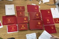 Cơ quan chức năng thu giữ nhiều chứng chỉ, bằng giả. (Nguồn: vietnamnet).