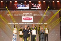 Ông Seigo Fujimaru – Phó Tổng Giám đốc Điều hành kiêm Phó Tổng Giám đốc Hành chính tổng hợp Dai-ichi Life Việt Nam, nhận giải thưởng “Top 500 Doanh nghiệp lớn nhất Việt Nam năm 2022”.