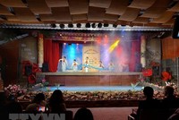 Du khách thưởng thực chương trình nghệ thuật truyền thống tại tour khám phá Hoàng thành Thăng Long về đêm. (Ảnh: Đinh Thuận/TTXVN)