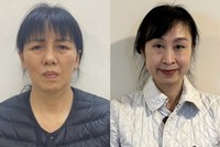 Bị can Nguyễn Thị Thanh Thủy (bên trái) và bị can Nguyễn Bạch Thùy Linh. (Nguồn: TTXVN phát)