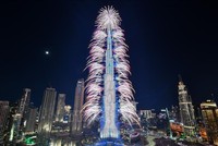 Màn trình diễn pháo hoa đón Năm mới tại tháp Burj Khalifa ở Dubai, UAE, ngày 31/12/2022. Ảnh: AFP/TTXVN.