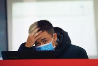 VN-Index từ ngày 6/4/2022 đến nay giảm trên 30%, trước đó giảm giảm 40% hồi giữa tháng 11/2022, khiến nhiều nhà đầu tư thua lỗ.