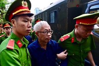 Ông Trần Phương Bình, cựu Tổng giám đốc Ngân hàng Đông Á tới phiên tòa xét xử tại Tòa án Nhân dân TP. HCM.