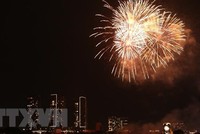 Màn pháo hoa chào Năm mới 2023 tại khu vực hầm vượt sông Sài Gòn (thành phố Thủ Đức). (Ảnh: Thu Hương/TTXVN)