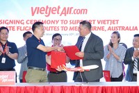 Phó Tổng Giám đốc Vietjet Nguyễn Thanh Sơn và Giám đốc Hàng không Sân bay Melbourne Jim Parashos ký kết hợp tác.