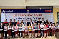 Dai-ichi Life Việt Nam và Sacombank đã trao tặng 250 suất học bổng với tổng trị giá 250 triệu đồng cho 250 học sinh hiếu học có hoàn cảnh khó khăn.