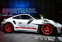 Một chiếc Porsche 911 GT3 RS được trưng bày tại Triển lãm ô tô Los Angeles 2022 ở Los Angeles, California. (Nguồn: AFP)