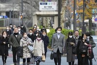 Người dân trên đường tới nơi làm việc ở Tokyo, Nhật Bản ngày 28/12/2022. (Ảnh: Kyodo/TTXVN)