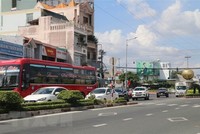 Phương tiện ùn ứ tại ngã ba Trung Lương (thành phố Mỹ Tho) cách đó gần 3km, chờ lên cầu. (Ảnh: Minh Trí/TTXVN).