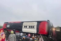 Hiện trường vụ lật xe khách trên QL1 trước Tết Nguyên đán.