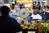 Người dân mua thực phẩm tại một khu chợ ở Rome (Italy). (Ảnh: AFP/TTXVN).