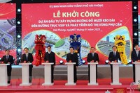 Bí thư Thành ủy Hải Phòng Lê Tiến Châu và lãnh đạo thành phố ấn nút khởi công dự án. (Ảnh: Minh Thu/TTXVN)
