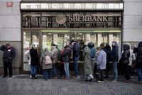 Người dân xếp hàng bên ngoài chi nhánh Ngân hàng Sberbank của Nga tại Prague, Cộng hòa Séc năm 2022. (Ảnh: AFP/TTXVN)
