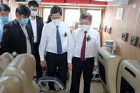 Lãnh đạo TP Đà Nẵng trong một chuyến kiểm tra các phương tiện vận tải đường thuỷ nội địa.