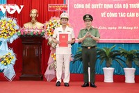 Thứ trưởng Bộ Công an Lương Tam Quang trao Quyết định và tặng hoa chúc mừng Đại tá Hồ Việt Triều - Giám đốc Công an tỉnh Bạc Liêu.