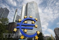 Biểu tượng đồng Euro phía trước trụ sở Ngân hàng trung ương châu Âu (ECB) tại Frankfurt am Main, Đức. (Ảnh: AFP/TTXVN).