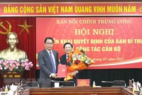 Ông Phan Thăng An, Phó Trưởng Ban Tổ chức Trung ương, trao Quyết định bổ nhiệm Phó Trưởng Ban Nội chính Trung ương cho đồng chí Đặng Văn Dũng. (Ảnh: Phương Hoa/TTXVN).