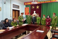 Công an đọc quyết định khởi tố, bắt tạm giam với các bị can. (Ảnh: Diệu Loan).