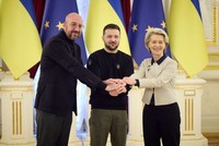 Tổng thống Ukraine Volodymyr Zelenskiy, Chủ tịch Ủy ban châu Âu Ursula von der Leyen và Chủ tịch Hội đồng châu Âu Charles Michel tại cuộc họp ở thủ đô Kiev ngày 3/2/2023. Ảnh: Reuters.
