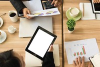 Các doanh nghiệp nỗ lực thu gọn quy mô nhân sự để cầm cự qua khó khăn.