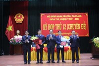 Lãnh đạo Tỉnh ủy, HĐND, UBND tỉnh Cao Bằng trao quyết định và tặng hoa chúc mừng ông Trịnh Trường Huy (thứ hai từ trái qua) và ông Lê Hải Hòa (thứ hai từ phải qua) giữ cương vị mới.