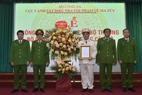 Thiếu tướng Nguyễn Văn Viện trao Quyết định điều động và bổ nhiệm Đại tá Huỳnh Thới An giữ chức vụ Phó Cục trưởng C04. (Nguồn: Báo An ninh Thủ đô)