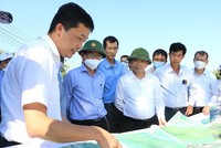 Phó Chủ tịch Nguyễn Tự Công Hoàng (thứ 4 bên phải) cùng với lãnh đạo Bộ GTVT kiểm tra hướng tuyến tại huyện Tây Sơn.